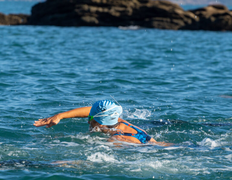 Pessoa nadando no mar para ter benefícios para a saúde